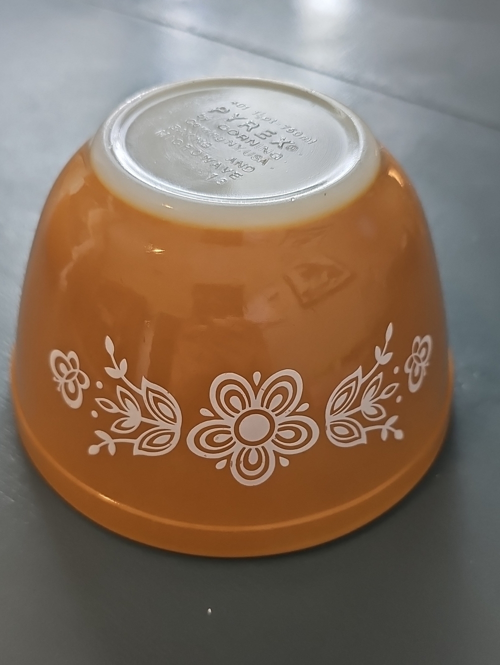 Vintage 1979 1 1/2 Pint Floral Mixing Stacking Bowl. Butterfly Gold #401